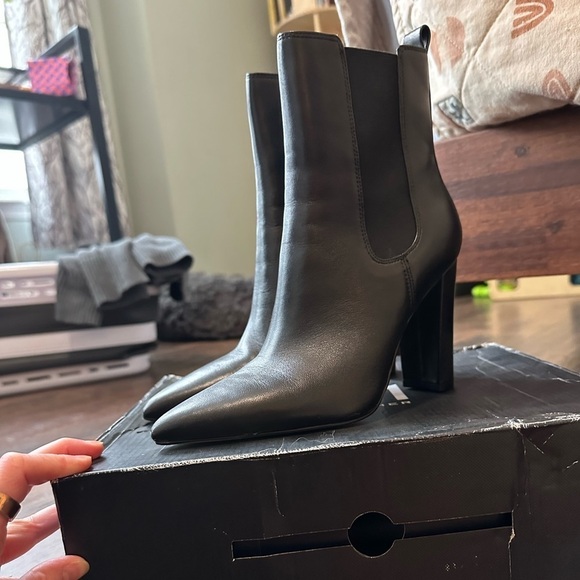 Marc Fisher | Women's Garliss Chelsea Boot - Picture 6 of 11